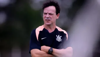 Vitória na estreia faz torcida do Corinthians mudar tom sobre Diniz