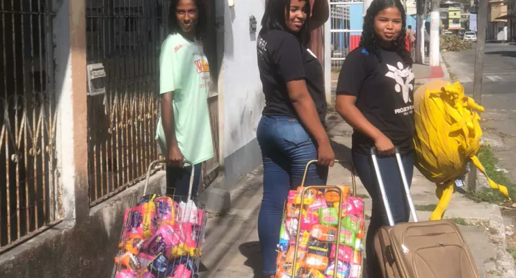 Voluntárias do ES distribuem absorventes para mulheres no Dia Mundial da Higiene Menstrual