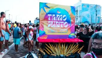 Bloco TAMOJUNTO, da educação, toma conta do corredor da folia e encanta Guriri