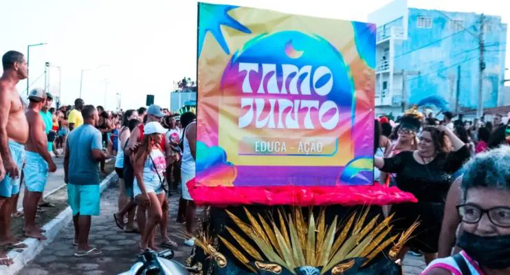 Bloco TAMOJUNTO, da educação, toma conta do corredor da folia e encanta Guriri