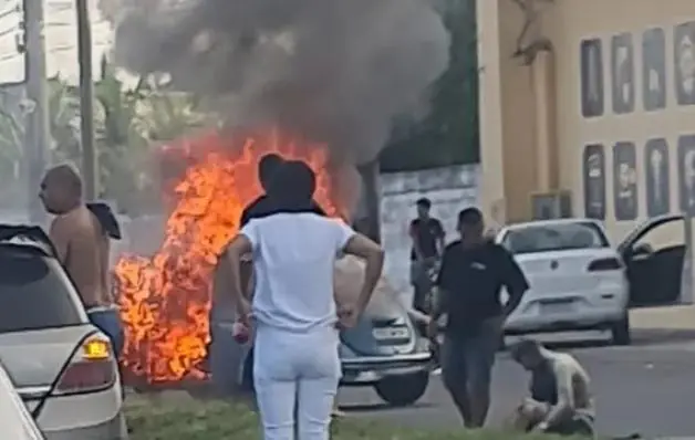 Motorista morre após Fusca pegar fogo na Rodovia do Sol