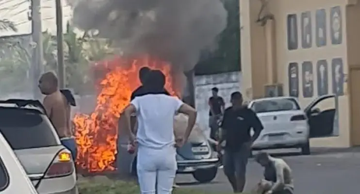 Motorista morre após Fusca pegar fogo na Rodovia do Sol