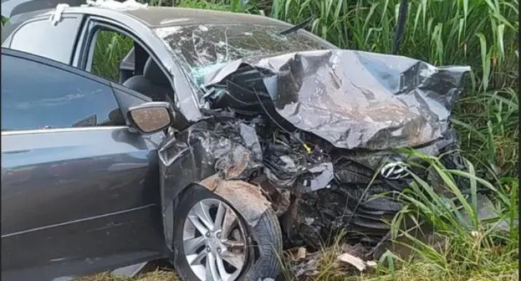 Acidente entre três carros deixa cinco feridos na BR-101 em Fundão