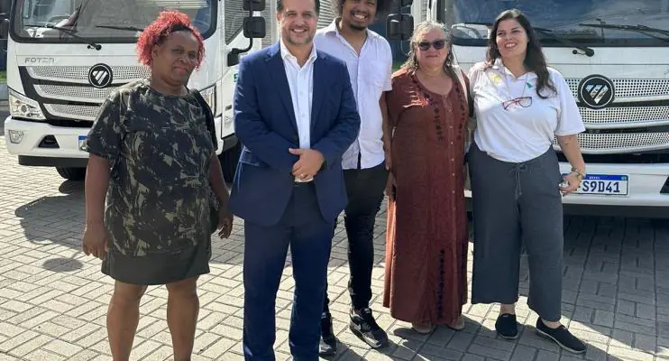 Gandini entrega caminhões para associações de catadores de recicláveis de Vitória