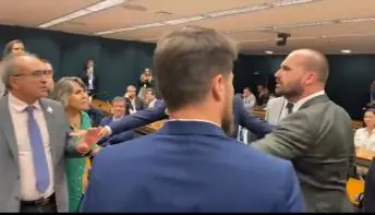 Eduardo Bolsonaro parte para cima de deputado do PT