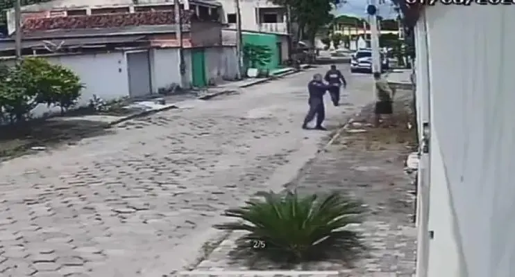 Vídeo mostra policial atirando em homem já rendido no ES; imagem é forte