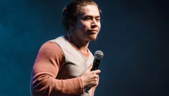 Whindersson anuncia retorno aos palcos após pausa na carreira de comediante