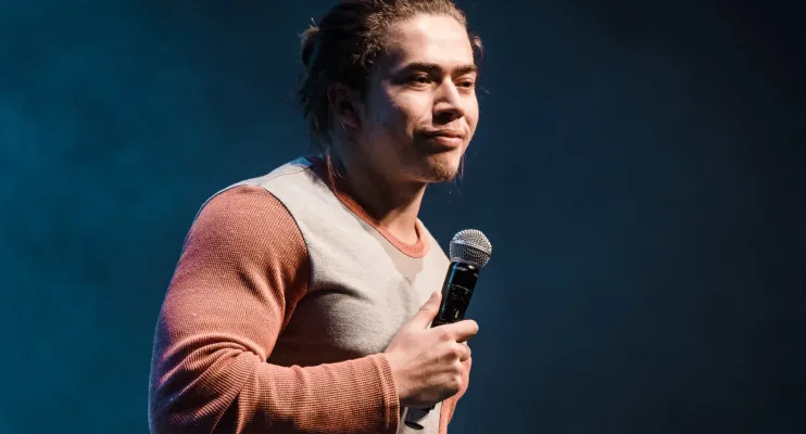 Whindersson anuncia retorno aos palcos após pausa na carreira de comediante