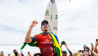 Yago Dora mira feito inédito no surfe mundial