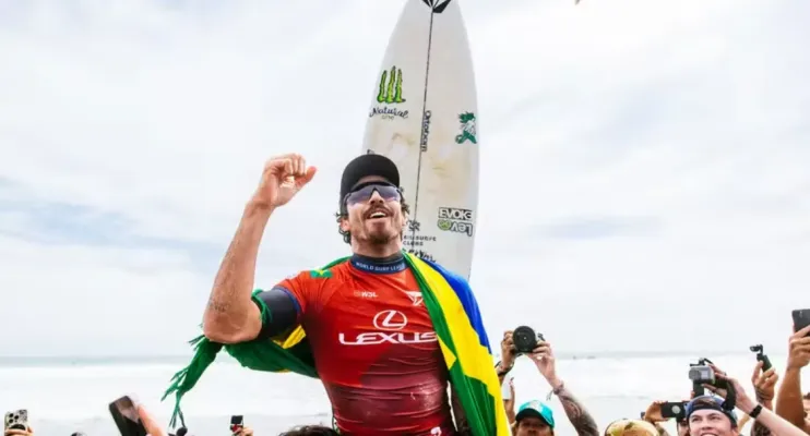 Yago Dora mira feito inédito no surfe mundial