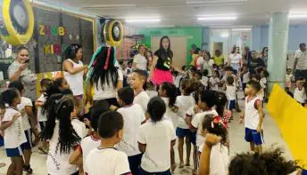 Zumba kids: atividade diverte crianças durante acolhimento em Cmei no Romão