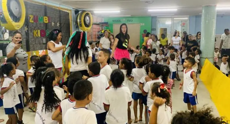Zumba kids: atividade diverte crianças durante acolhimento em Cmei no Romão